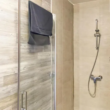 Pet Friendly In With Kitchen Holiday home